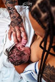 Vítězové v jednotlivých podkategoriích podle poroty, Po porodu - výtvarné umění
Randi Armstrong, USA, První objetí