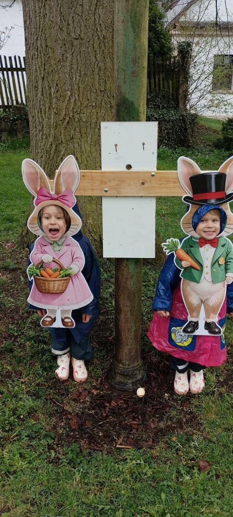 Na Velký pátek hledaly děti na návsi obce Drahouš malovaná vajíčka. I přes nepřízeň počasí byla účast hojná. Děkujeme rodičům za zasílání fotografií.  A v neděli se vydali místní muži na vrbové proutky a upletli v rybářské Baště pomlázky.  V pondělí bylo tradiční koledování v podání mužů.