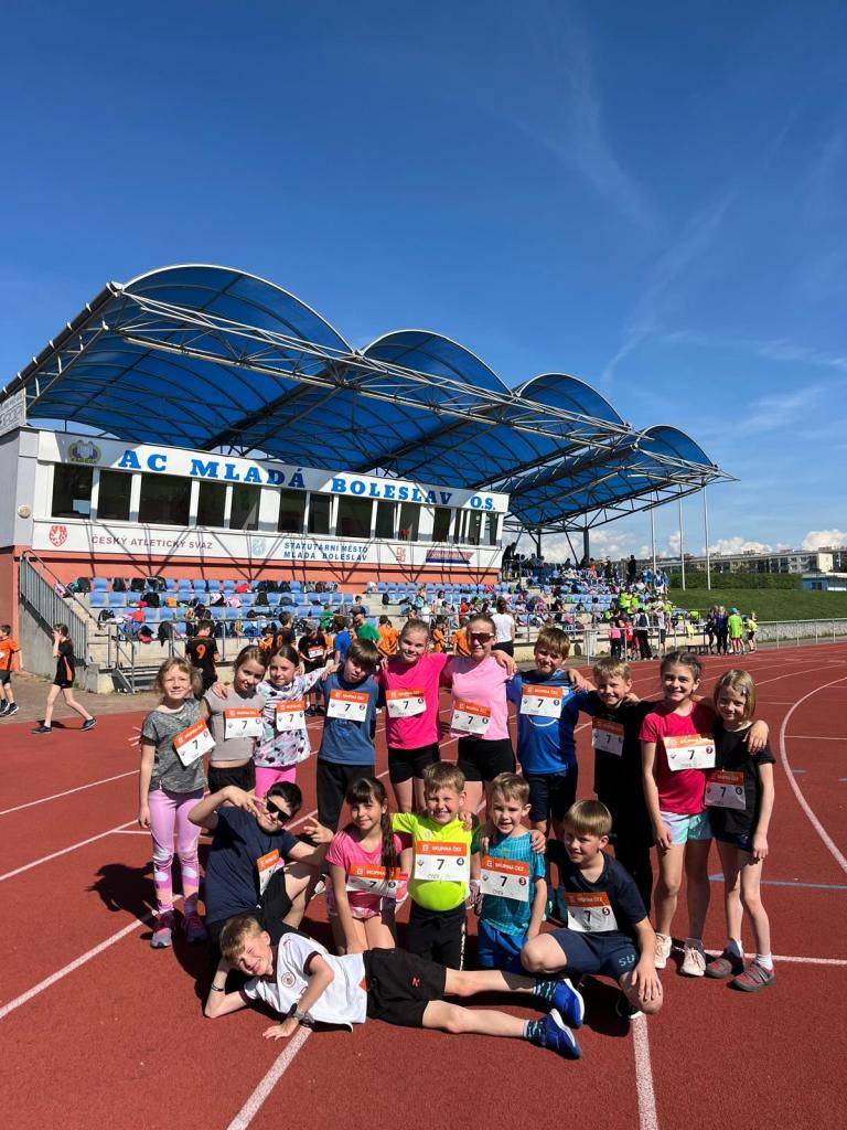 Žáci běželi tři štafety: mladší štafetu 8×100, starší štafetu 8×100 a dvě smíšené štafety 8×200 (A a B).  Smíšená štafeta A ve svém běhu doběhla na krásném 3. místě.  Celkově se naše škola umístila na 7. místě z 11 škol. :)