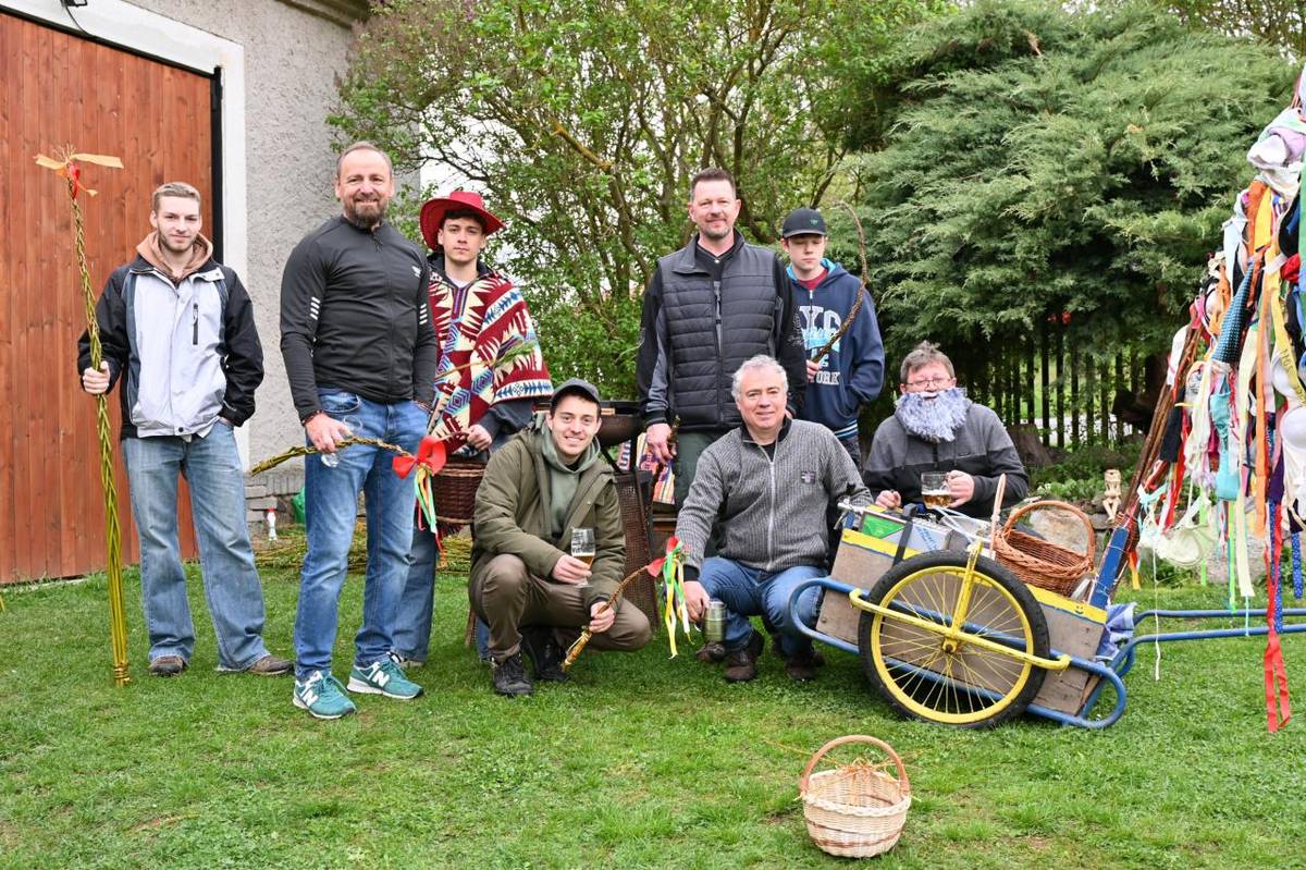 tradiční pomlázka v Hracholuskách