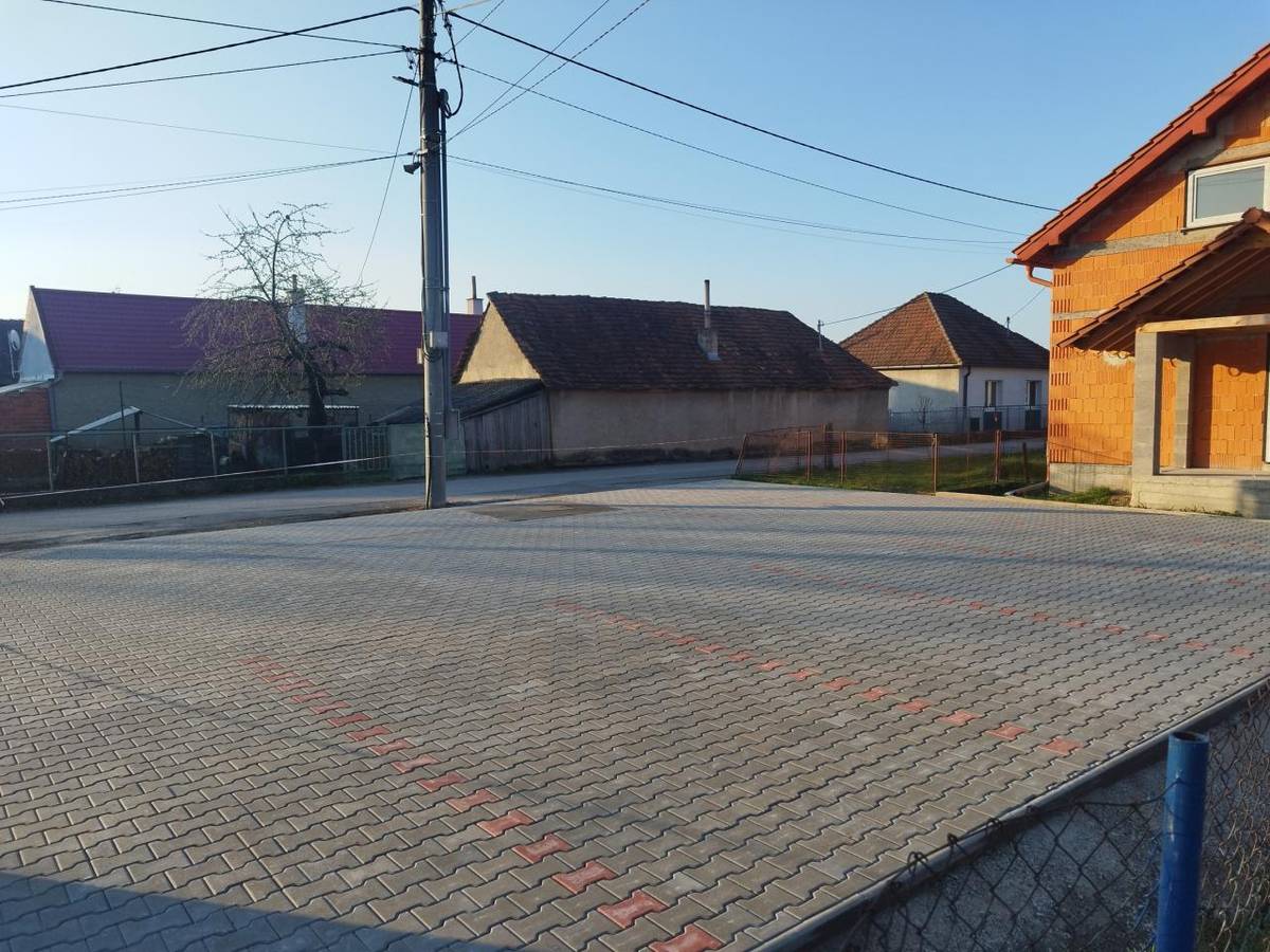 Rekonštrukcia parkoviska pred obecným úradom