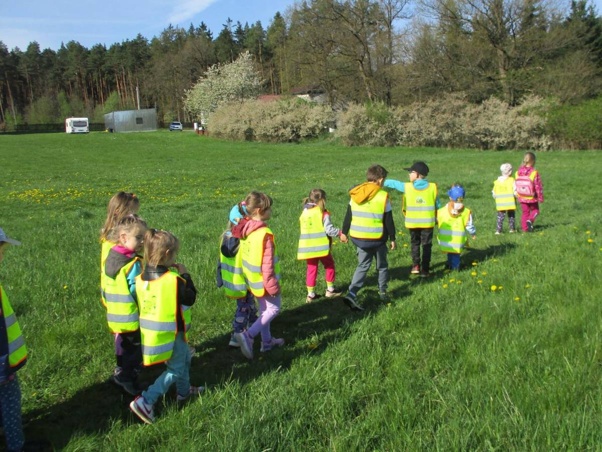 Společná vycházka Krtečků a Sluníček do lesa 23. 4. 2025