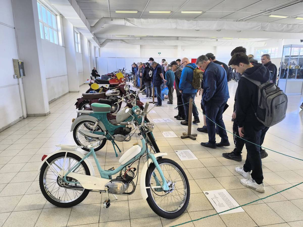 Aukce mopedů začínala od jedné koruny.