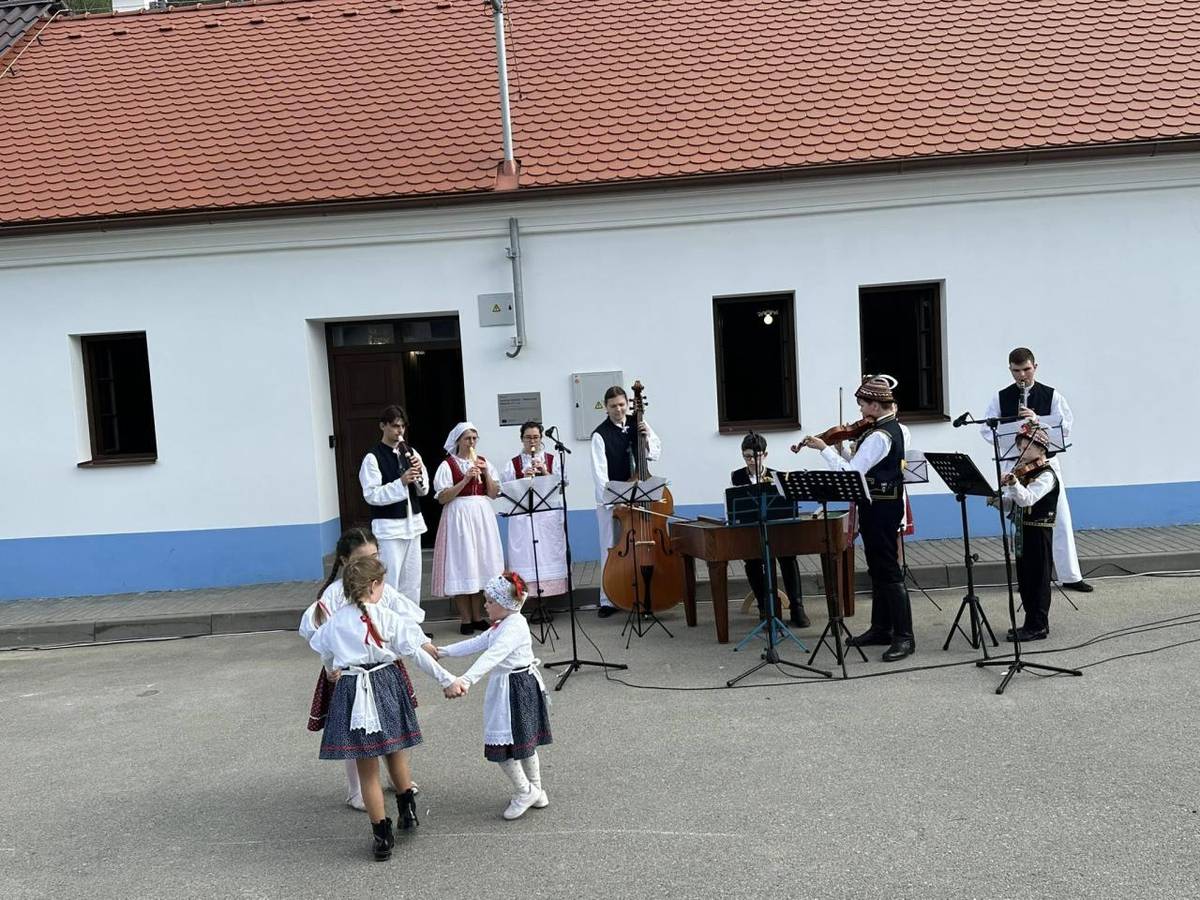 Velikonoce v Lovčicích, Neděle v muzeum a hrkání po dědině