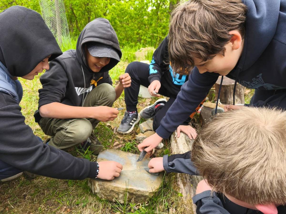 Chtěli byste si vyzkoušet život v pravěku? Žákům 5. a 6. třídy se to povedlo. V Terénní stanici experimentální archeologie si prohlédli archeologické nálezy i typické nástroje. Vyzkoušeli si mletí mouky, tkaní, lov na kance, broušení a vrtání kamenných nástrojů, výrobu provázků i udržování ohně.