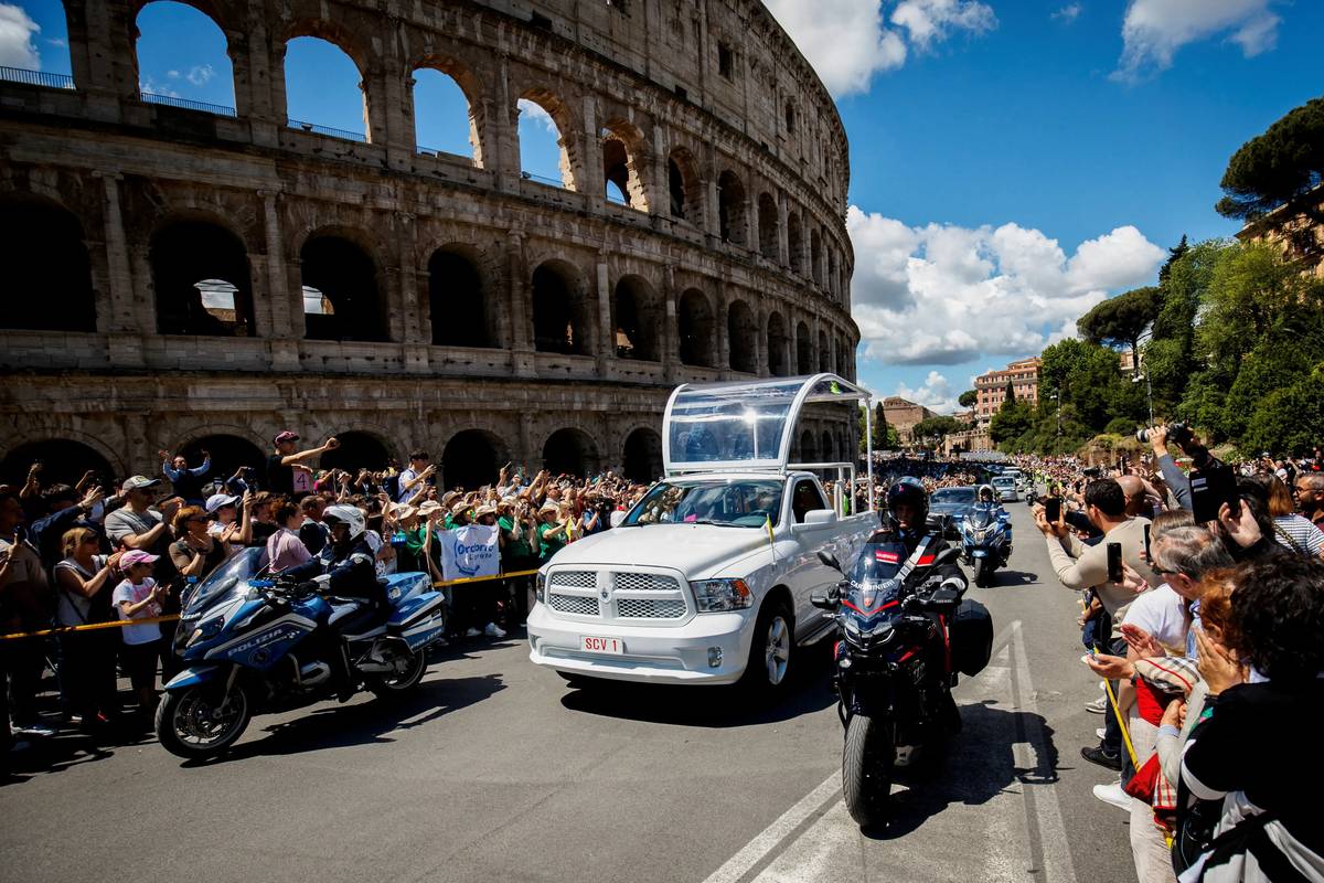 Převoz rakve s tělem papeže do baziliky Panny Marie Sněžné kolem Kolosea