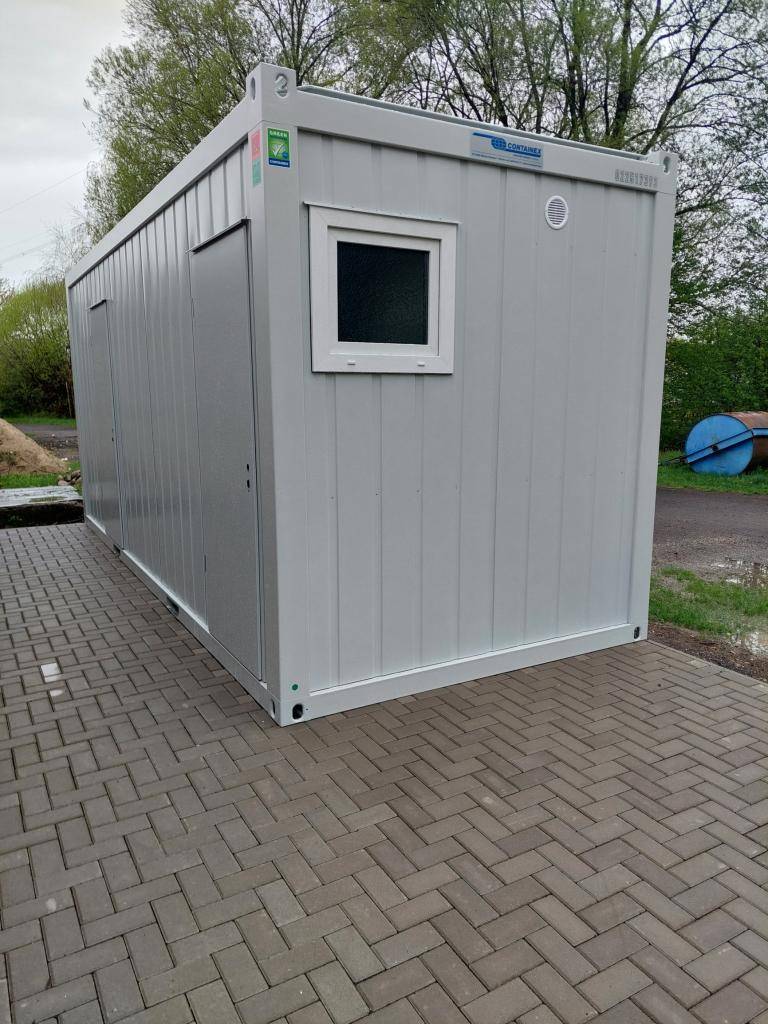 Športový areál obce doplnený o sanitárny kontajner.