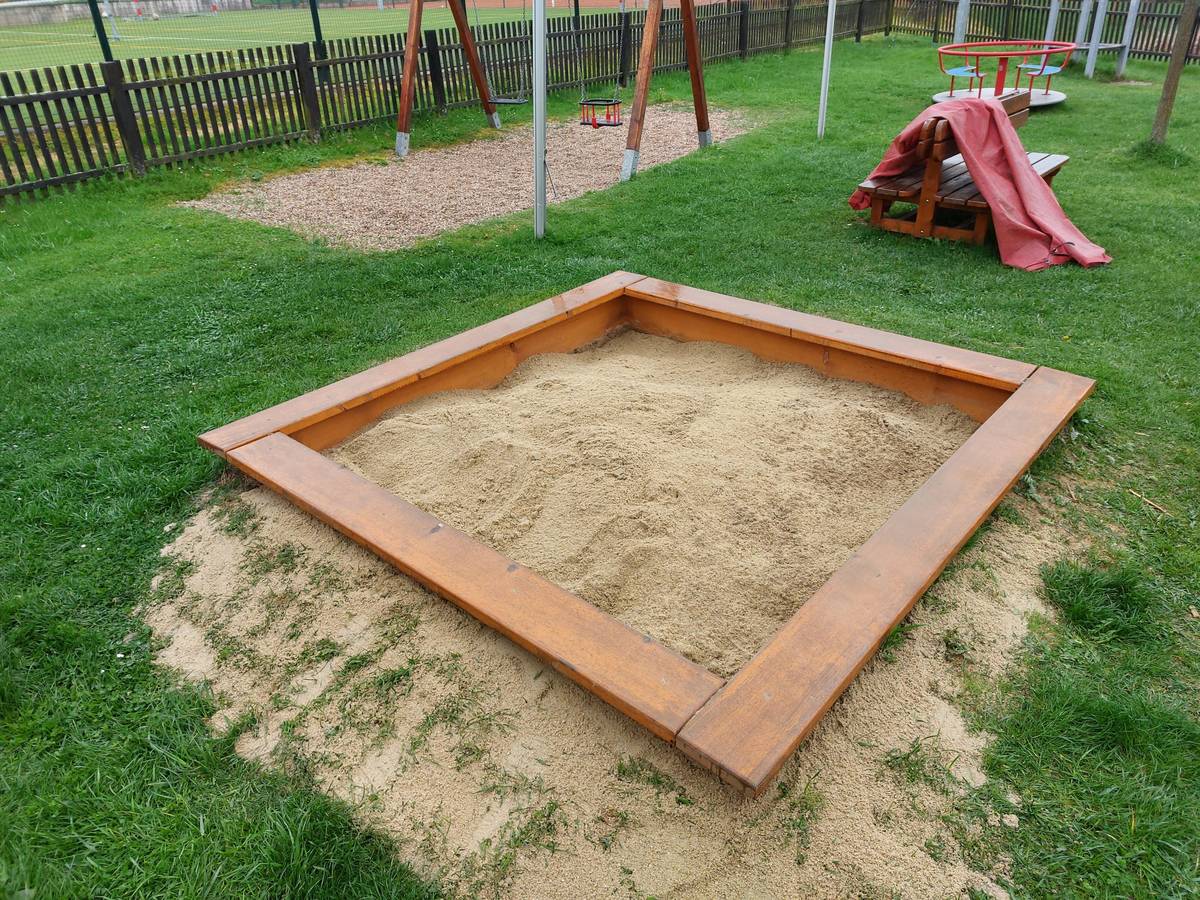 Tento týden a v průběhu příštího týdne bude probíhat oprava oplocení dětského hřiště, aby bylo v co nejlepším stavu. Děti se mohou těšit na nový písek. Žádáme rodiče, aby své děti nenechávali bez dozoru.