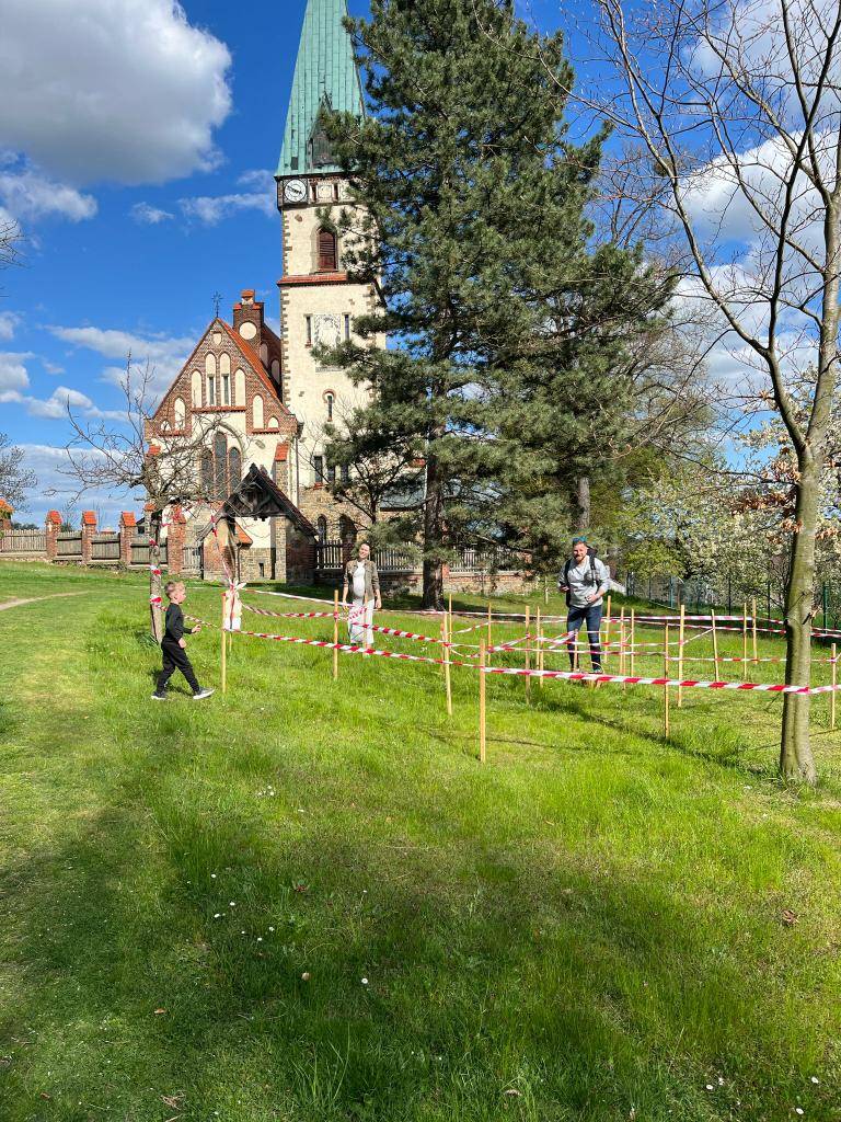 Stalo se již tradicí, že k Velikonocům v naší obci patří Velikonoční zajíčkova stezka. Krásného počasí využilo o velikonoční neděli velké množství rodičů s dětmi, aby si zasoutěžili na připravených stanovištích. V příjemném prostředí areálu lesíku bylo připraveno občerstvení pro všechny účastníky.