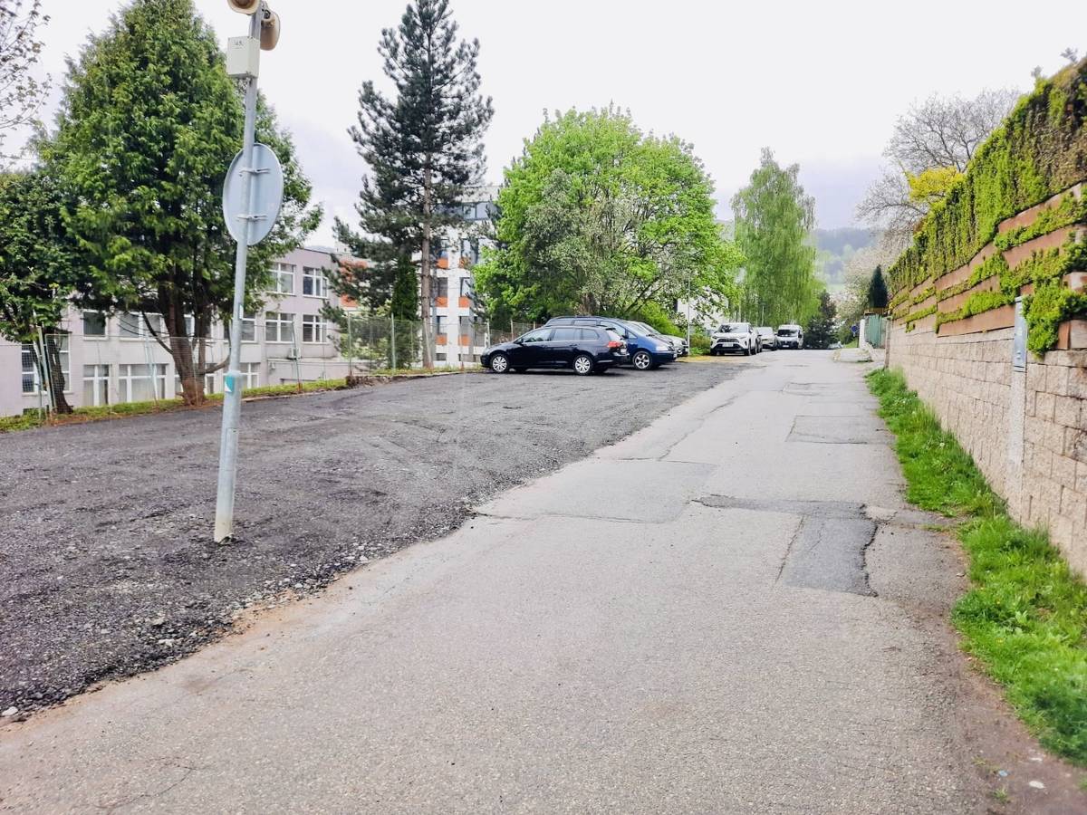 Máme pro vás dobrou zprávu ohledně dopravy v Žižkově ulici!  Po letech se městu podařilo odstranit nevyužívaný likusák , který zabíral veřejný prostor, a vytvořit zde nové místo, které mohou občané využívat k odstavení svých vozidel .   I když plocha není oficiálním parkovištěm, vzhledem k dlouhodobému problému s nedostatkem parkovacích míst  v této lokalitě jsme se rozhodli, že prostor po odstranění stavby provizorně upravíme tak, aby sloužil veřejnosti.   Plocha byla nově upravena frézovaným materiálem  a od dnešního dne je otevřena k využití. Věříme, že tím alespoň částečně ulevíme dopravní situaci v této části města .   Děkujeme za pochopení a ohleduplnost při využívání tohoto prostoru .