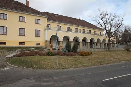 Vážení občané, dovolujeme si Vás informovat, že dne 28. 4. 2025 a 30. 4. 2025 bude z organizačně-technických důvodů uzavřeno pracoviště registru řidičů na adrese Hradební 435 .   Děkujeme za pochopení a omlouváme se za případné komplikace .