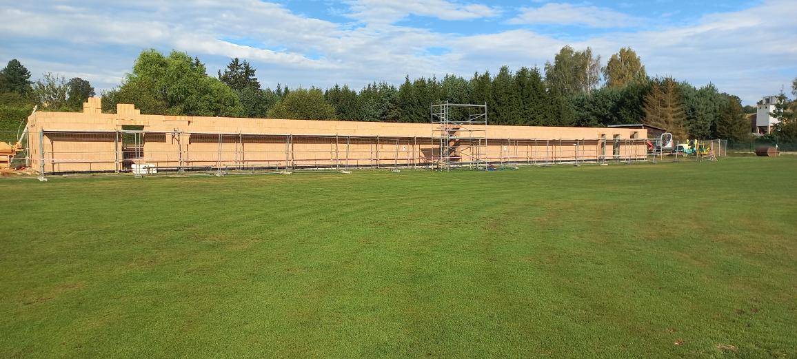 Fotogalerie výstavby nových kabin a tribun na fotbalovém hřišti Bavorov