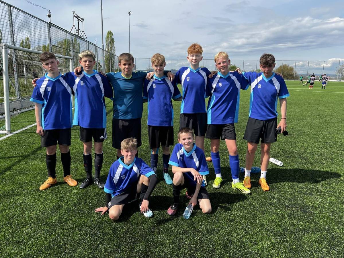 Žáci 2. stupně bojovali na turnaji v minikopané v Chlumčanech a vybojovali 7. místo. Skvělá atmosféra i počasí!