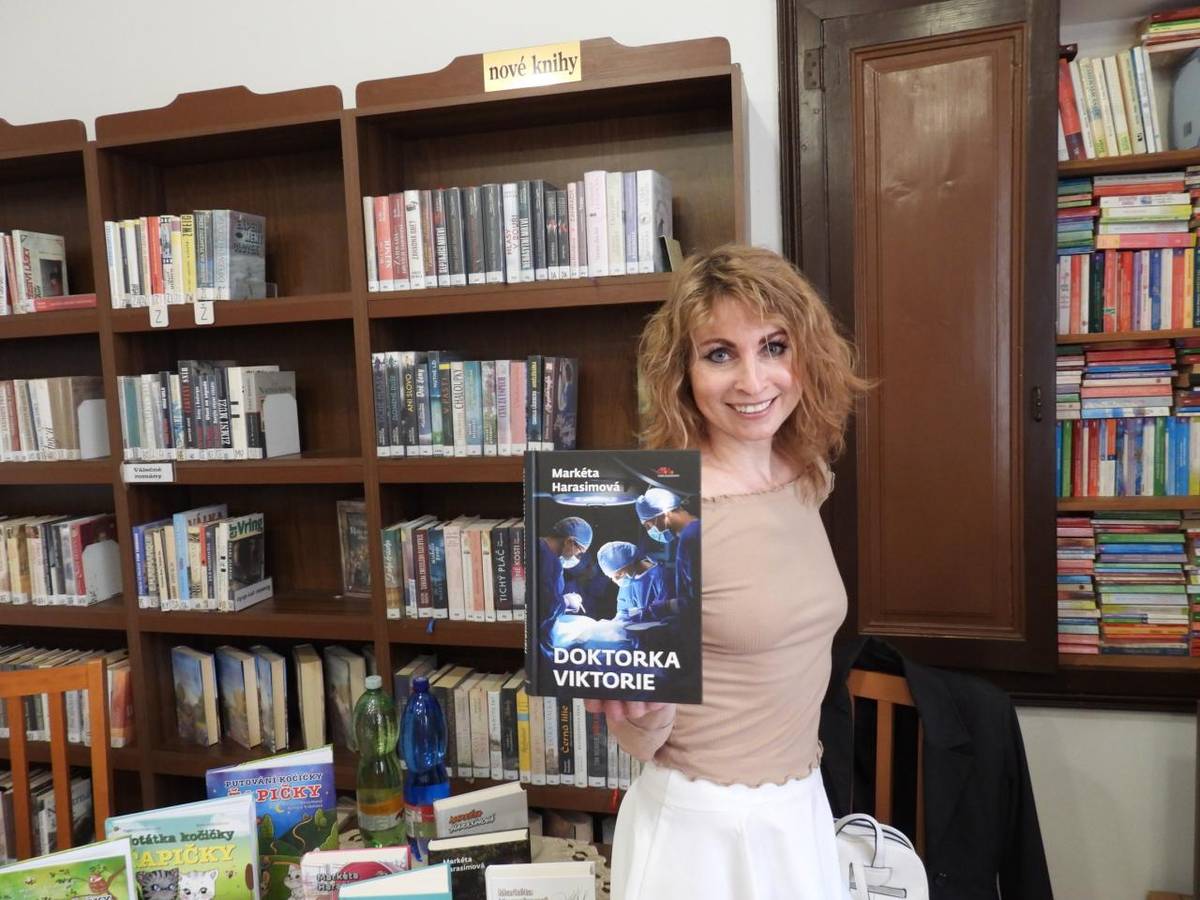 Ve středu 23. 4. 2025 naši knihovnu navštívila paní spisovatelka Markéta Harasimová, která nám představila svoji tvorbu.