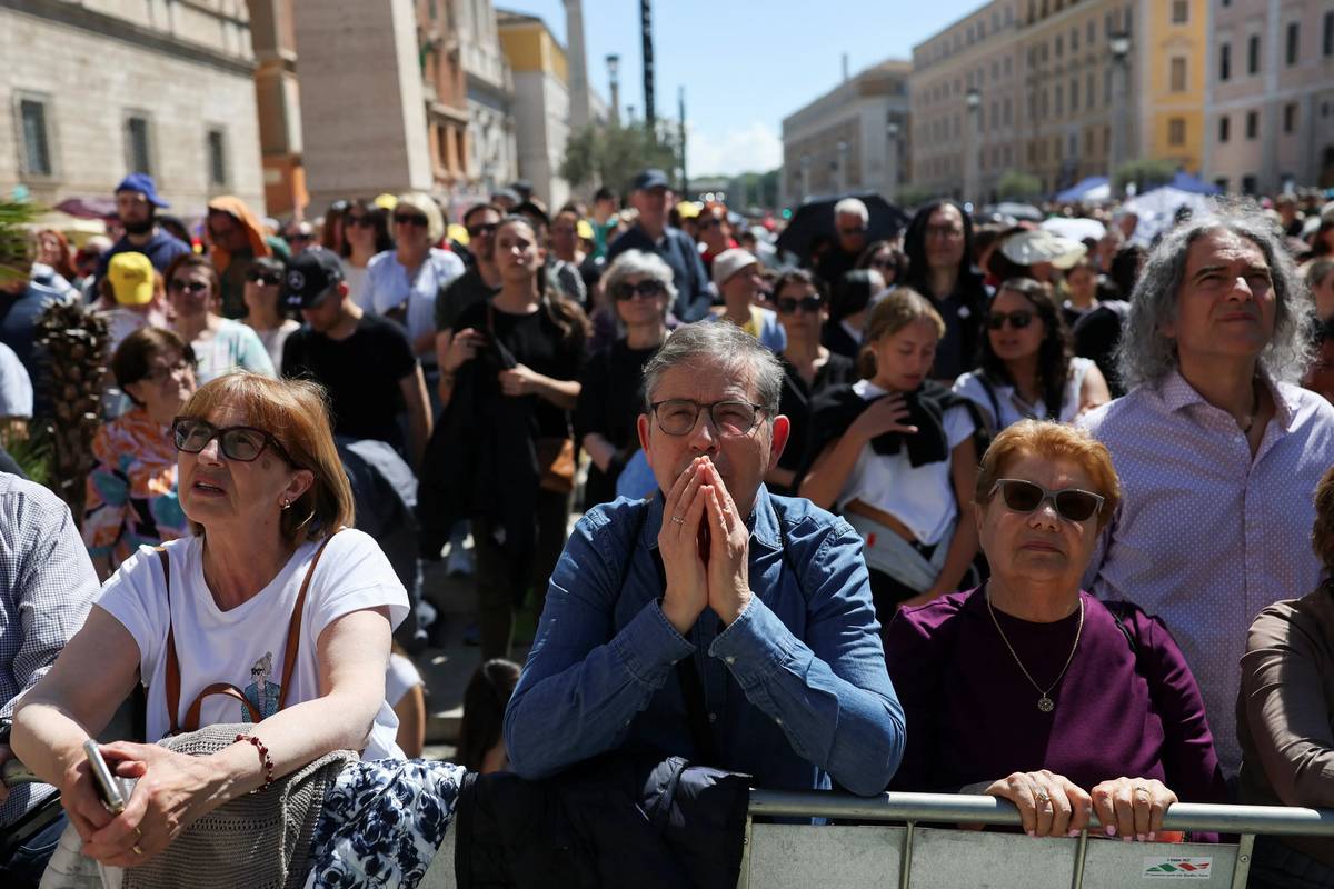 Přihlížející pohřbu papeže Františka v Římě