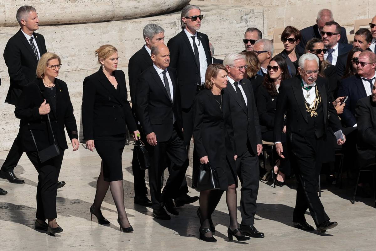 Pohřeb papeže Františka, vepředu uprostřed německý prezident Frank-Walter Steinmeier, v pozadí kancléř Olaf Scholz