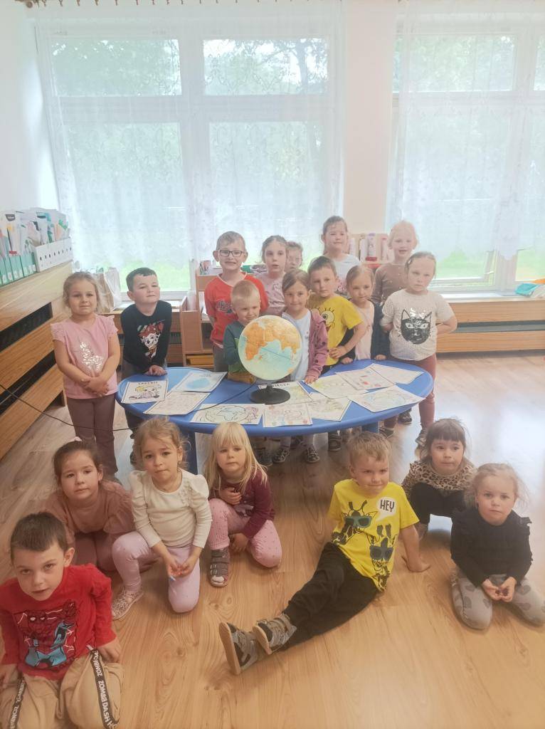 V našej MŠ sme si 22. apríla pripomenuli Deň Zeme. Cieľom tejto aktivity bolo rozvíjať enviromentálne povedomie detí tvorivým a hravým spôsobom, chrániť prírodu a starať sa o ňu a tak zveľaďovať životné prostredie. Deti si overovali schopnosti pri triedení odpadu a vytvorili si rôzne plagáty.