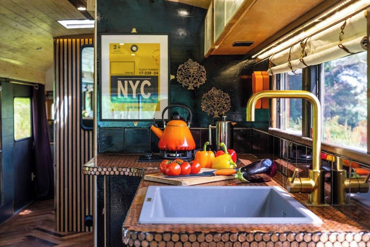 V minulosti vozily děti do školy, dnes se v nich žije, vaří, spí a cestuje napříč kontinenty.