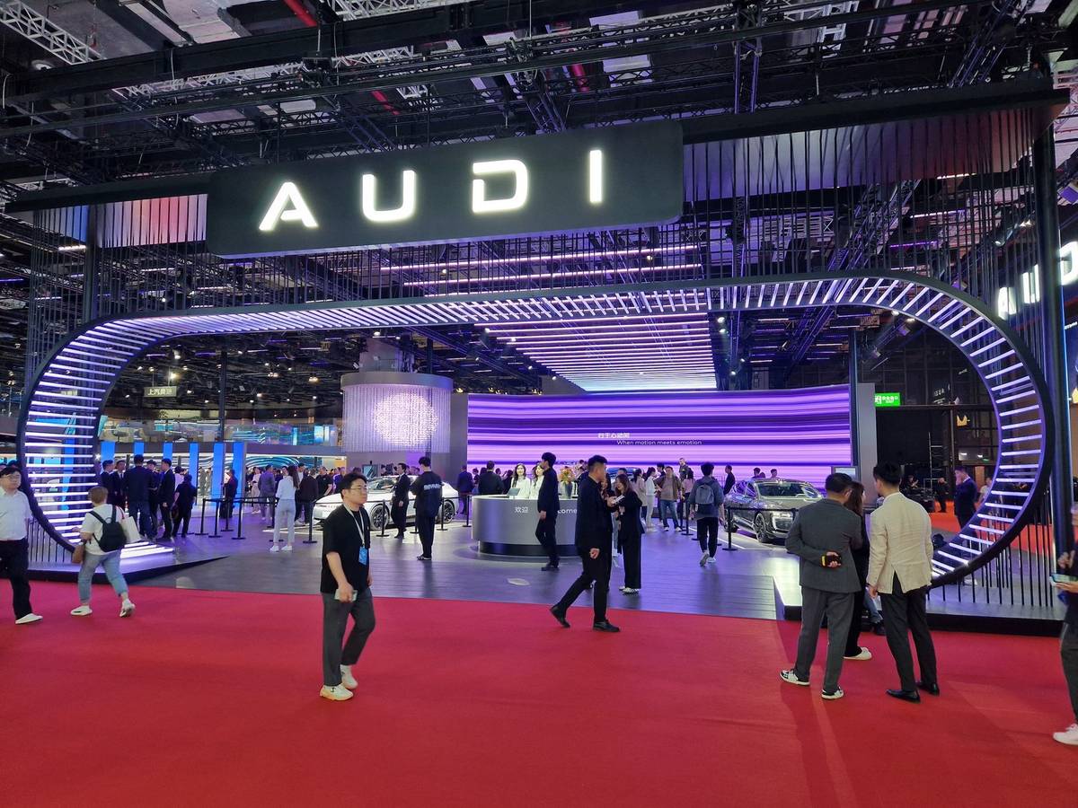 Procházku po šanghajském autosalonu můžeme začít v Evropě známými automobilkami. AUDI, místo kruhů jsou velká písmena, je nový projekt německé značky a čínského partnera SAIC s cílem pomoci lokálním prodejům.