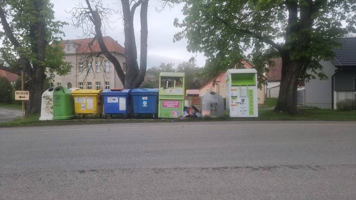 Vážení Ledečáci, v místě místa na tříděný odpad, pod kaštanem, byl doplněný kontejner na oblečení a jiný odpad z látek, povlečení, ubrusy a podobně. Do původního zeleného kontejneru již nic nevkládejte, urgujeme jeho odvoz, starosta.