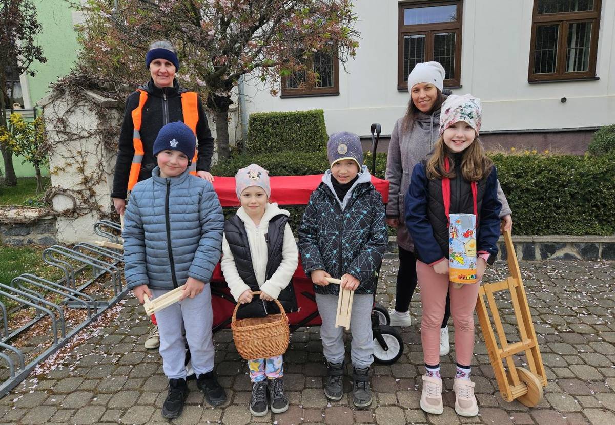 I v letošním roce chodily místní děti před Velikonocemi hrkat.