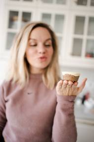 Aneta v rámci To neni možný prodává Liluky, cookies, sušené ovoce, bonbony, speciální datle i doplňkový merch.