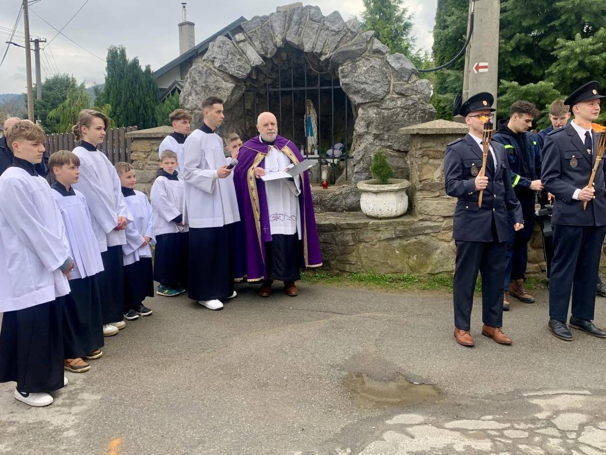 Vysoko tam hore na Golgote.... táto pieseň sa niesla ulicami na Veľký piatok, kedy sa ráno o 9-tej hodine začala krížová cesta.