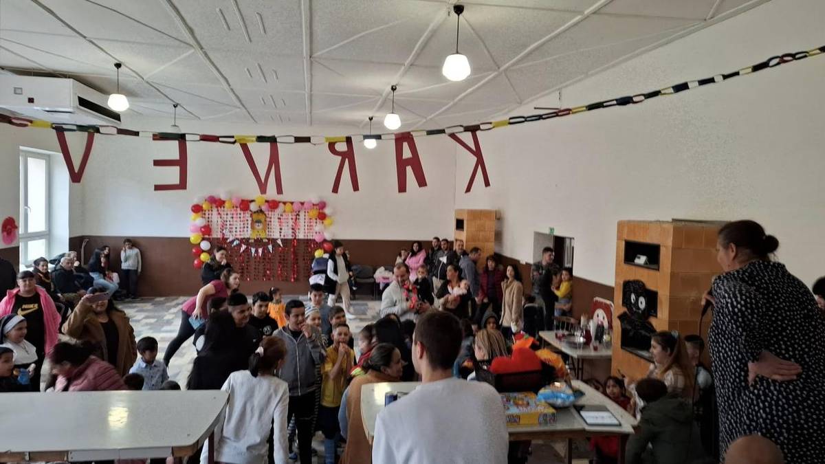 Fašiangový karneval rozžiaril Ochtinú. Dom kultúry sa premenil na rozprávkový svet plný farebných masiek, smiechu a hudby. Deti a rodičia si užili zábavné súťaže, hry, hudbu a  občerstvenie. Ďakujeme všetkým, ktorí prišli a vytvorili užasnú atmosféru.