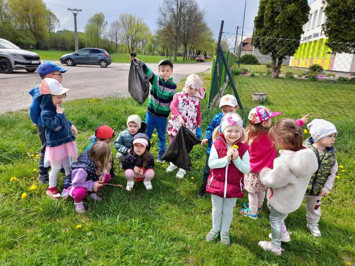 Počas vychádzky sme pozbierali odpadky po uliciach obce.