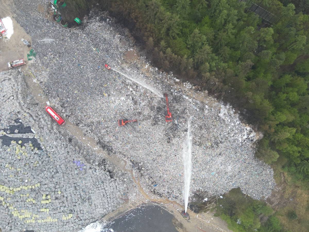 Přinášíme poslední informace z místa zásahu: - byla ukončena policejní uzávěra na silnici č. 236 Lány - Křivoklát  - dohašujeme poslední skryté ohnisko na hraně skládky plastů - kolem oběda předpokládáme úplnou likvidaci požáru - bude stanovena týdenní dohlídka nad místem požáru  - týden bude na místo dojíždět jednotka HZS na měření teplot - na místě ponecháme rezervu pěnidla a připravené hadicové vedení - firma si smluvně zajistí těžkou techniku pro případý zásah  - zvětšujeme proluky mezi volnými skládkami plastů - pro svádění dešťových vod v budoucnu jsme vytvořili odvodňovací drážky - retenční nádrž s aktivním uhlím byla průběžně odčerpávána - veškerá hasební voda je sváděna a zachytávána - dnes budou stanovena opatření i ze strany vodoprávního úřadu - vzorkování a monitoring toků řeší a bude řešit povodí Vltavy + ČIŽP