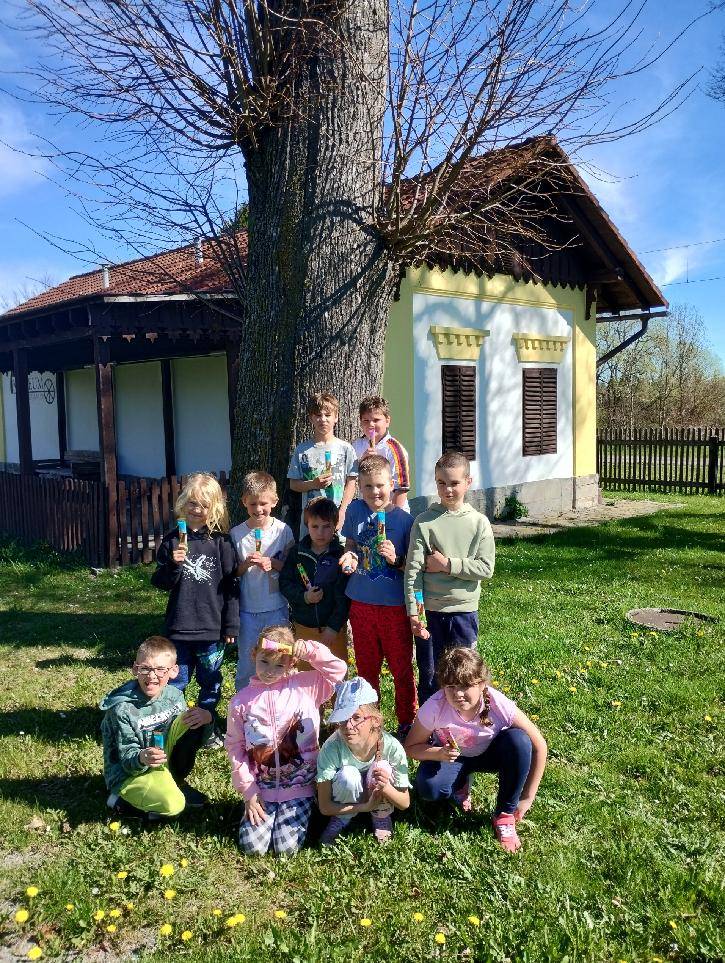 V září jdou někteří poprvé do školy.  Nemějte obavu, vůbec to nebolí.  Čeká na vás čtení, psaní,   zajímavé počítání………, ale i plno zábavy a her na naší školní zahradě.  Milí kamarádi, už těšíme, až vás v září mezi sebou přivítáme.