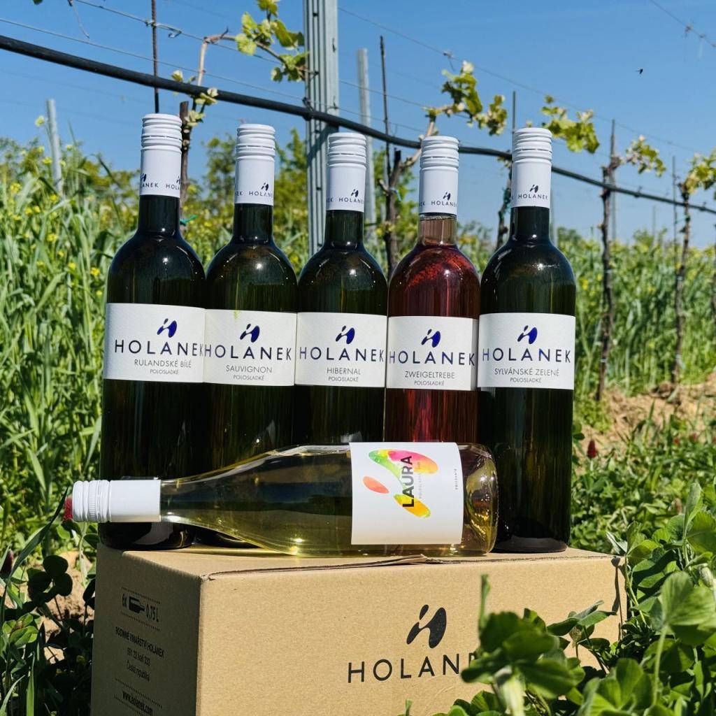 Vinařství Holánek oznamuje, že přijede v sobotu 03.05. s pojízdnou vinotékou.  Vinotéka bude stát na plácku u kostela od 14:35 - 15:00 hod.