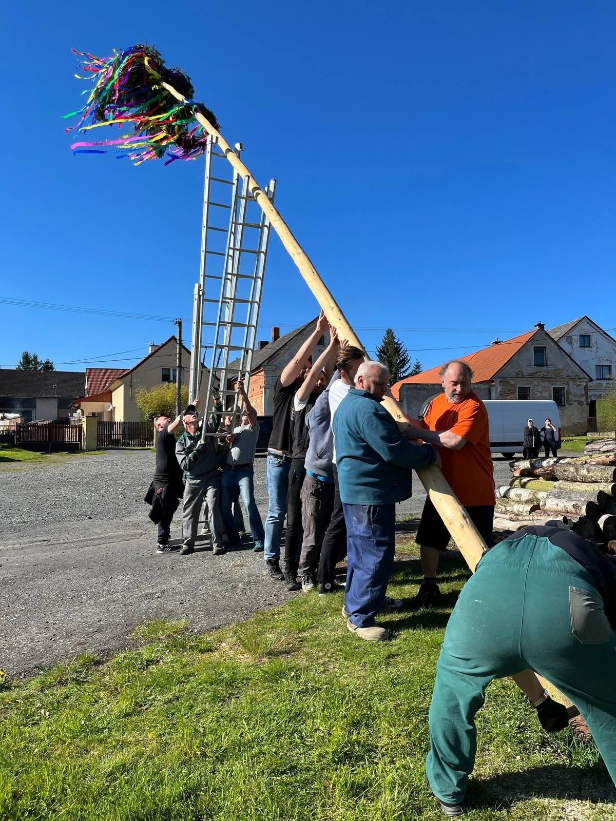 kdy : 30.4.2025 od  : 16 hodin zdobení  od : 17 hodin stavění májky a zapálení ohně kde : náves obce Blažim