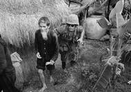 Námořní pěchota přesouvá podezřelého člena Vietkongu