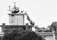 Důstojník CIA pomáhá evakuovaným po žebříku do vrtulníku na střese americké ambasády v Saigonu (29. dubna 1975)