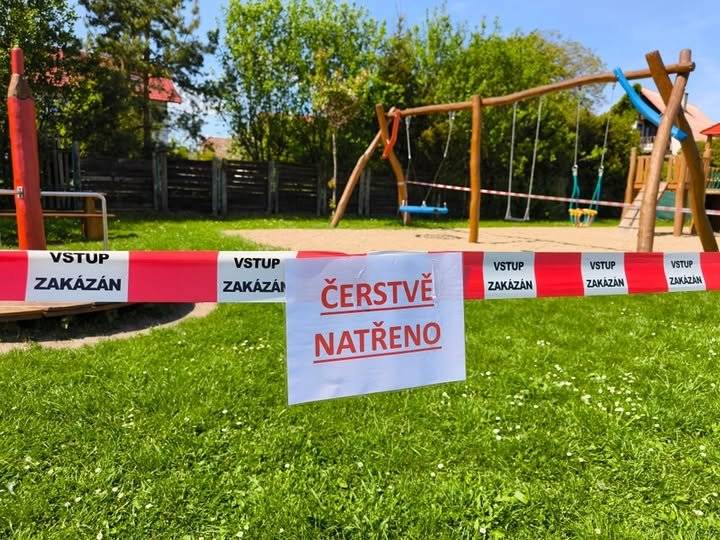 Dětské hřiště Pastelka prochází revitalizací, získává nové nátěry. Dodržujte prosím zákaz vstupu  a nedotýkejte se nově natřených herních prvků. Děkujeme za pochopení