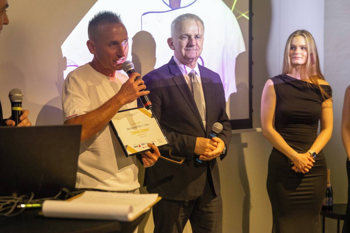 Tomáš Černý při převzetí výhry.