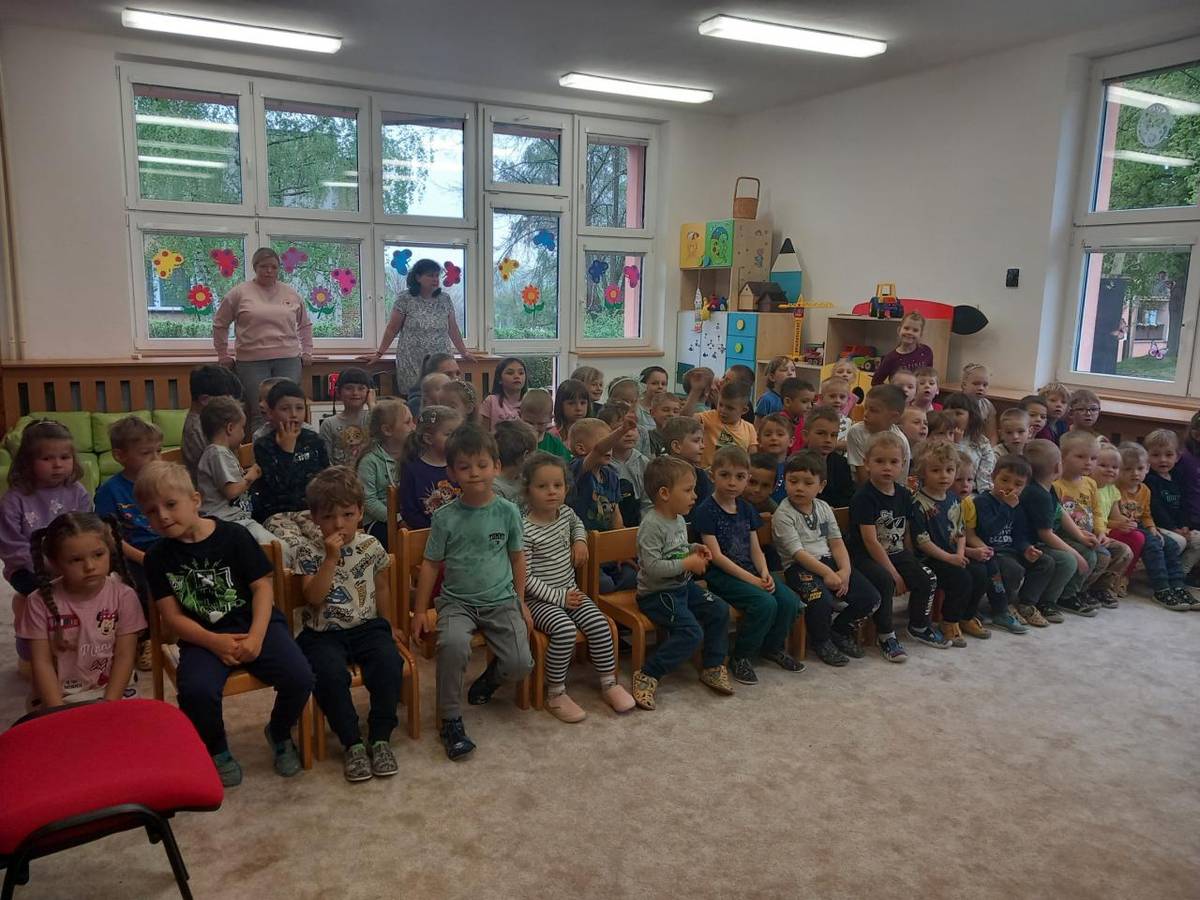 Do naší školky přijede Papeti a Treperenda s představením Potrefená zvířata. Jedná se o pásmo písniček primárně určené pro děti ve věku 3 – 8 let. Představení je postaveno na 10 veselých melodických písničkách o zvířátkách