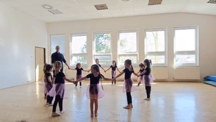 Taneční oddíl Báry Zaciosové v dubnu uspořádal besídku pro rodiče, na které děti předvedly rodičům své taneční výkony, za které si vysloužily oceňující potlesk.