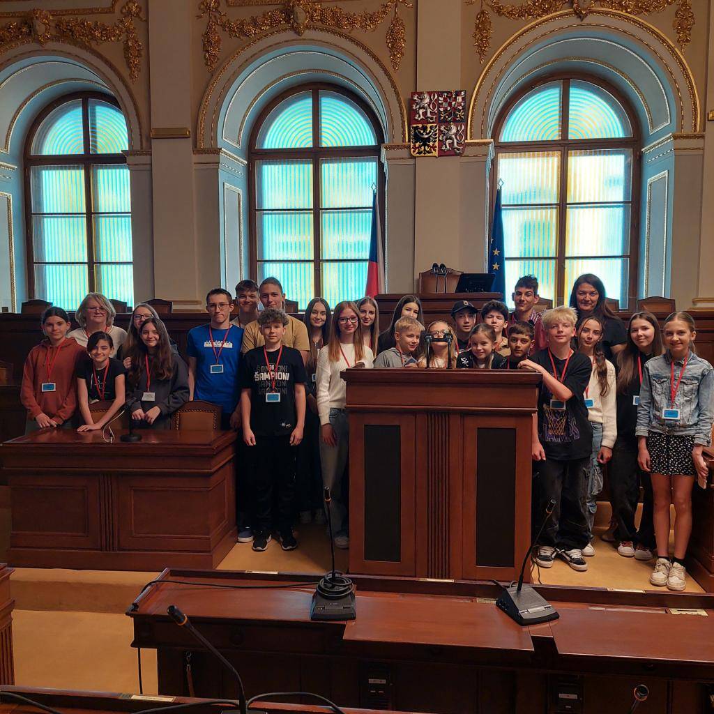 V úterý 29. dubna navštívili žáci naší školy Poslaneckou sněmovnu Parlamentu České republiky v Praze. Prohlédli si interiéry s jednacím sálem. Děkujeme panu poslanci Viktoru Vojtkovi za pozvání i za besedu, v níž čelil mnoha všetečným otázkám dětí.