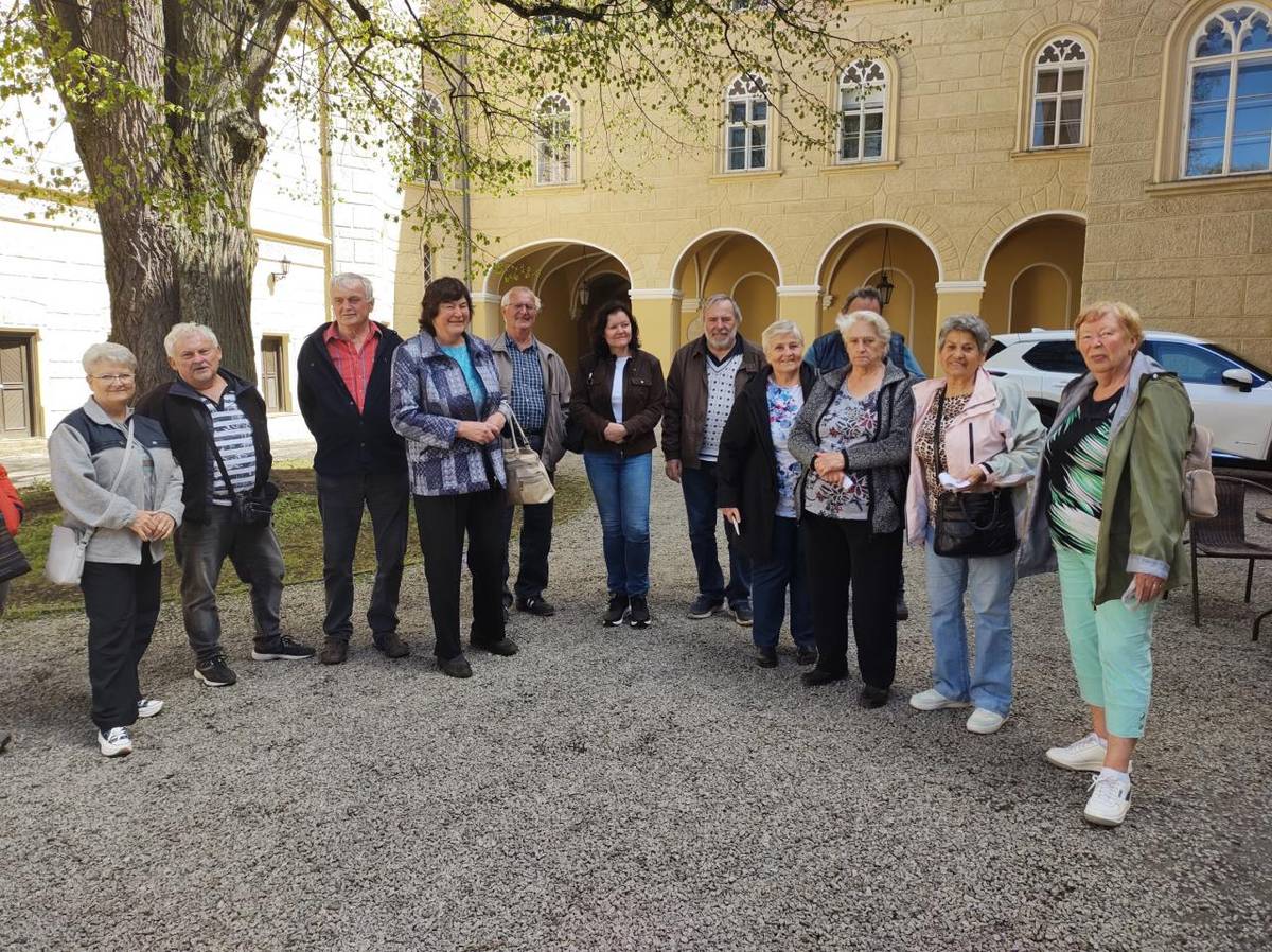 V sobotu 26.dubna se 20 výletníků  vydalo na výpravu vlakem do zámku a pivovaru Chyše. Krásné počasí a nádherná jarní kvetoucí krajina poskytla krásný výhled z vlaku na Doupovské vrchy, zámek Valeč, pasoucí se stáda muflonů...Účastníci si pochutnali na pivu a jídle v pivovarské restauraci.