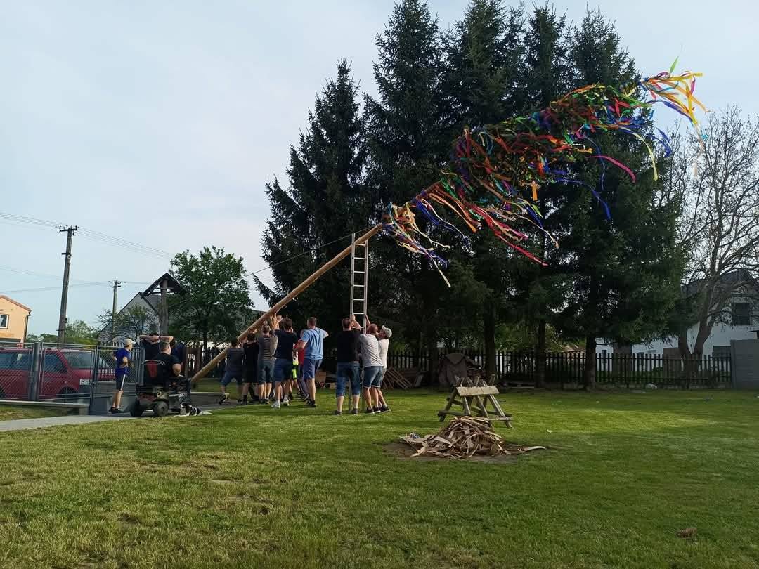 Zveme vás 30. dubna 2025 na stavbu máje a následné posezení u ohně na zahradě u kulturního domu. Přibližně po 17:00 hodině začnou přípravy, po 18:00 hodině by se mohla začít stavět máj. Budeme rádi za každou pomocnou ruku. 🎋💪 Přijďte si užít hezký den s přáteli, s dětmi, opéct si něco na ohýnku a dát si dobré pití. 🥂