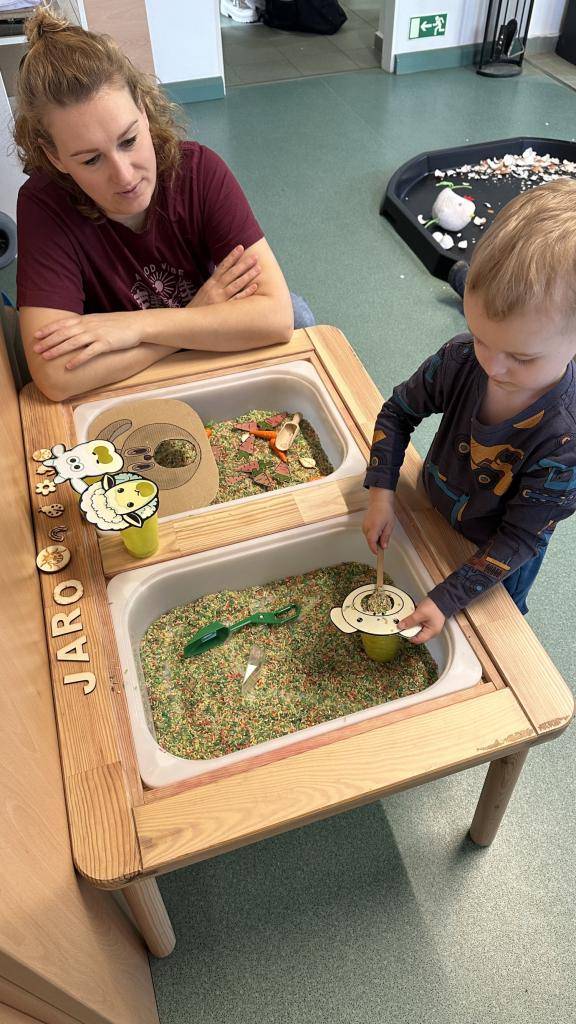 Jaro přivítaly děti na další lekci smyslohraní. Sadily květiny, krmily zvířátka, rozbíjely skořápky od vajec a nechyběly ani vodní hrátky.
