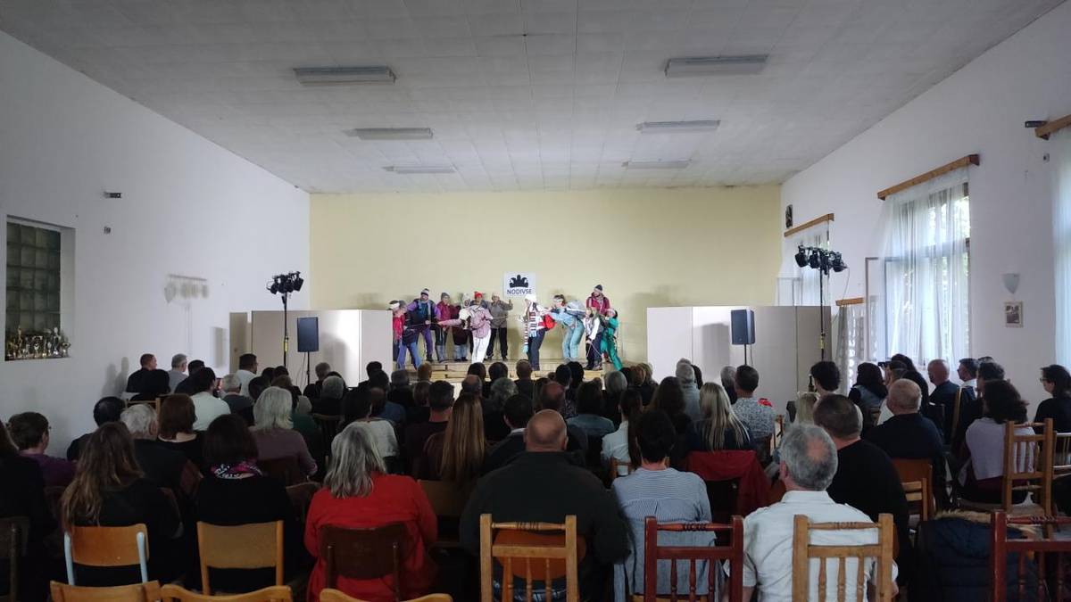 V sobotu 26.4. odehrál divadelní soubor NODIVSE v kulturním sále veselé představení “Nahoru na horu” o výstupu na Mont Blanc.