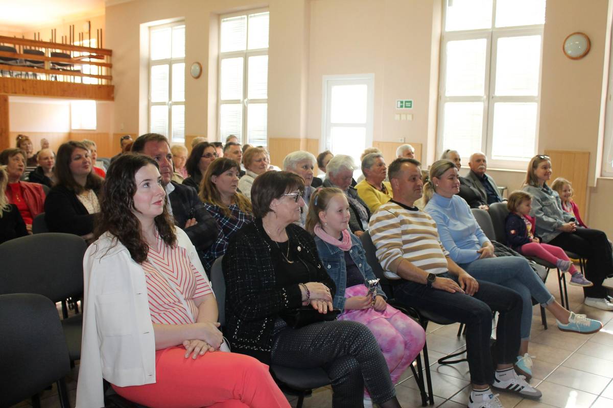 Fotodokumentácia z divadelného predstavenia Divadla na Predmestí  - KD Udavské, nedeľa 27.4.2025