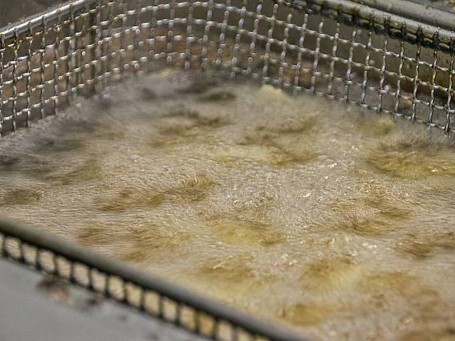 Vážení občané,upozorňujeme, že do plastových zelených nádob s oranžovým víkem patří pouze: • použité rostlinné oleje z vaření, smažení či fritování,• zbytky tuku z masa,• ztužené tuky jako sádlo či margarín,• oleje z nálevů (např. z konzerv). Žádný jiný odpad to těchto nádob nepatří. Se způsobem třídění olejů jste byli seznámeni v Benešovských novinách (číslo 1/2025). Prosíme o dodržování správného třídění. Děkujeme, že třídíte, má to smysl!