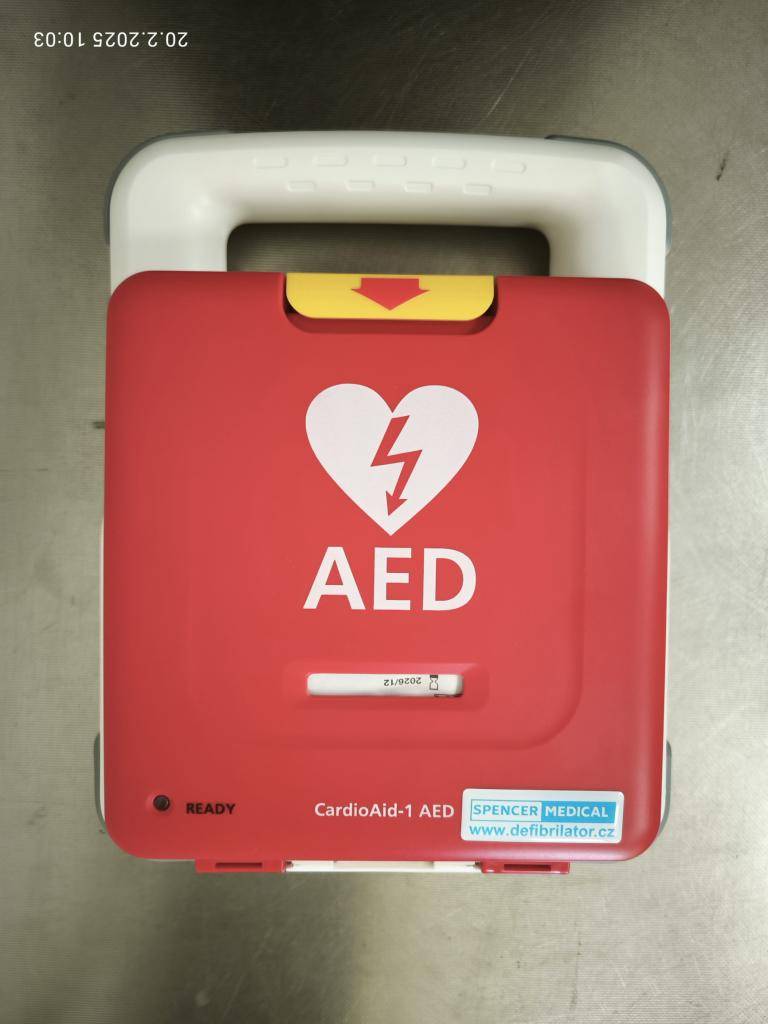Obec umístila před hlavní vchod Domu s pečovatelskou službou defibrilátor k provedení případné první pomoci. V případě použití, přístroj sám, osobu podávající první pomoc, navádí hlasovým návodem. V příloze aktuality je nahrán videonávod.