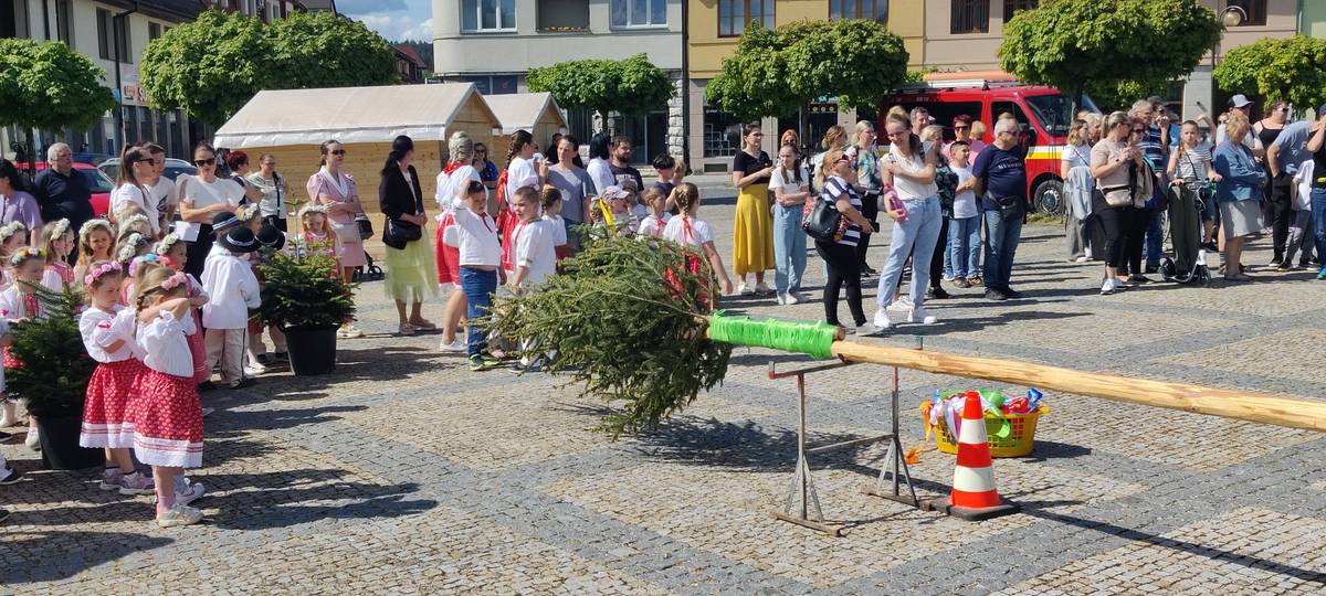 Dnes sme spoločne postavili tradičný máj, ktorý je symbolom jari. O krásny kultúrny program a vyzdobenie malých májových stromčekov sa postarali deti z MŠ Dostojevského, MŠ Hurbanovej a Špeciálnej materskej školy, ďakujeme za ich radosť, spev a tanec, ktoré rozžiarili celé námestie. 🎶👧🧒   Pri tejto príležitosti sme si zároveň s úctou pripomenuli aj 80. výročie oslobodenia Bytče, ku ktorému došlo 1. mája 1945. 🕊️ Ďakujeme všetkým, ktorí sa zaslúžili o našu slobodu – nezabúdame.