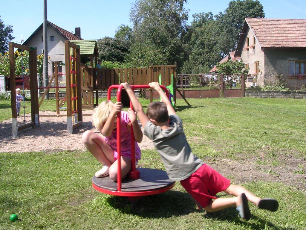 Slavnostní otevření dětského hřiště v Hlušičkách