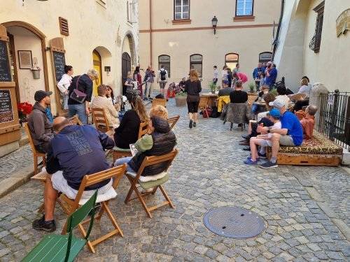 Upozorňujeme na dočasnou uzavírku části ulice Poštovní (od domu č.p. 119 k č.p. 113) ve dvou termínech:    1. května – 30. září 2025  30. listopadu – 31. prosince 2025   Důvodem jsou plánované letní a adventní akce, které budou probíhat přímo v ulici – těšit se můžete na koncerty, posezení pod širým nebem a další kulturní program.     Objízdná trasa není stanovena.   Těšíme se na společné zážitky v centru města!